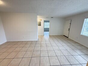 3249 Bloomingdale Villas Ct in Brandon, FL - Building Photo - Building Photo