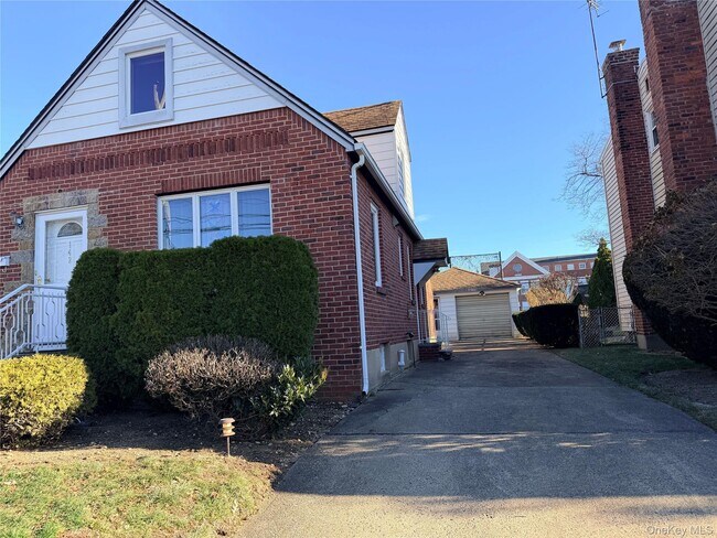 142 Kamda Blvd in New Hyde Park, NY - Foto de edificio - Building Photo