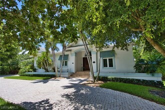 2201 Beacon Ln in Naples, FL - Building Photo - Building Photo