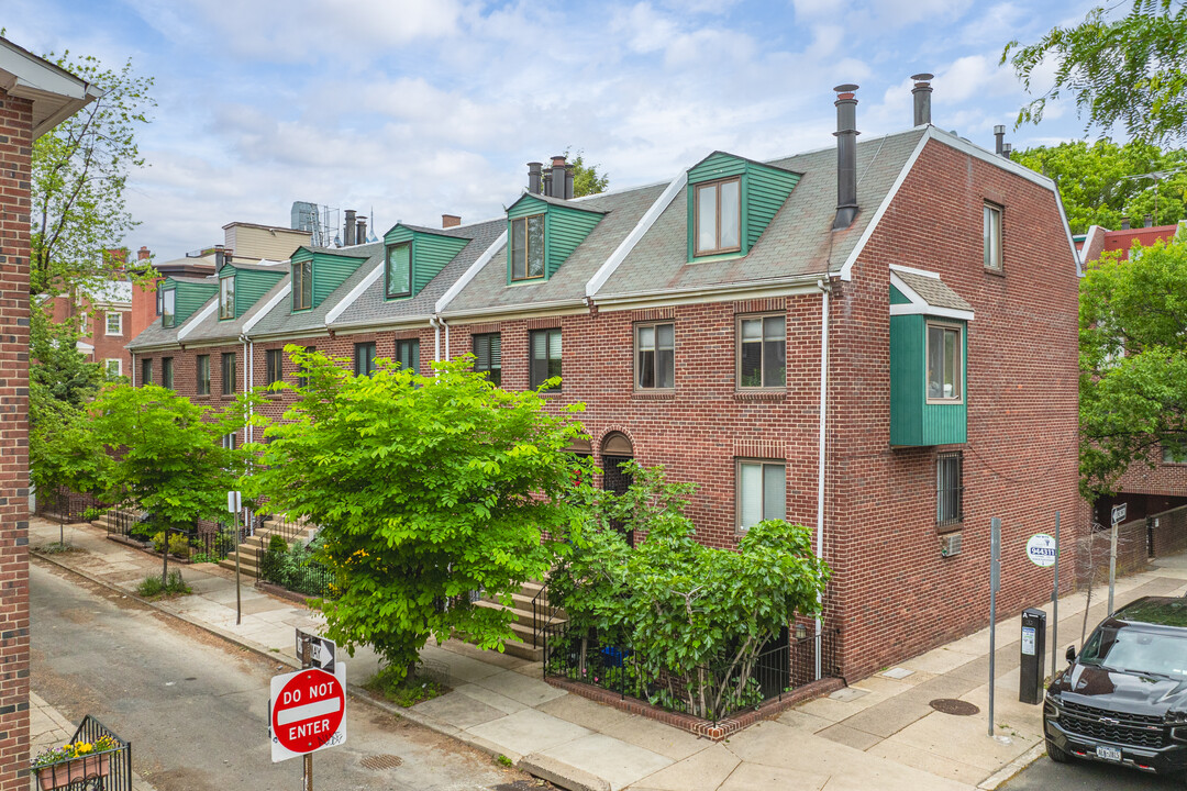 805 Addison St in Philadelphia, PA - Building Photo