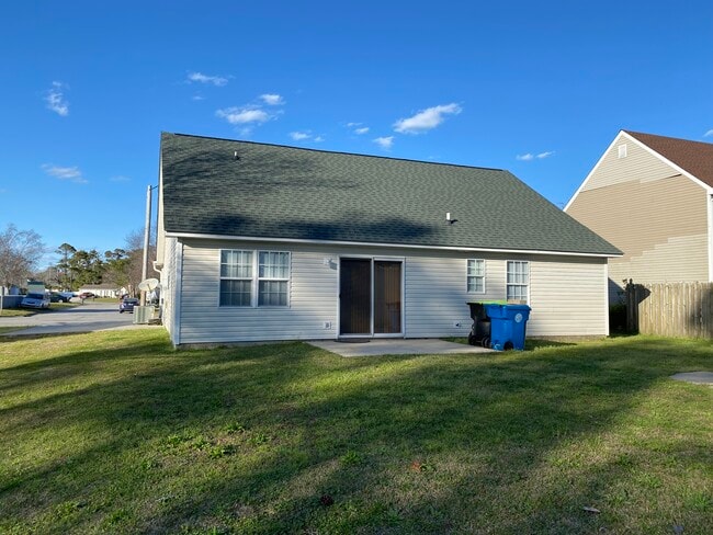 2410 Bradford St in Morehead City, NC - Foto de edificio - Building Photo