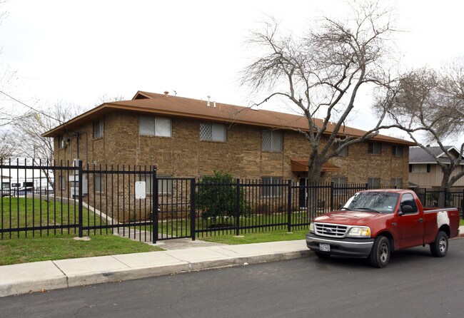 Sahara Ramsey Apartments in San Antonio, TX - Building Photo - Building Photo