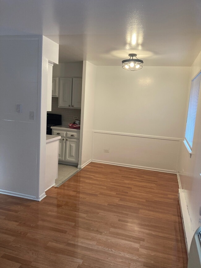 property at 5920 N Kenmore Ave
