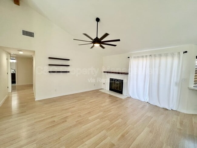 1125 Burlingame Ave in Clovis, CA - Building Photo - Building Photo