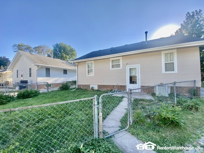 2415 44th St in Des Moines, IA - Foto de edificio - Building Photo