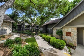 Distinction Apartment Homes in San Antonio, TX - Foto de edificio - Building Photo