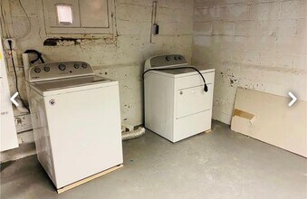 61 Violet Ave in Poughkeepsie, NY - Foto de edificio - Building Photo