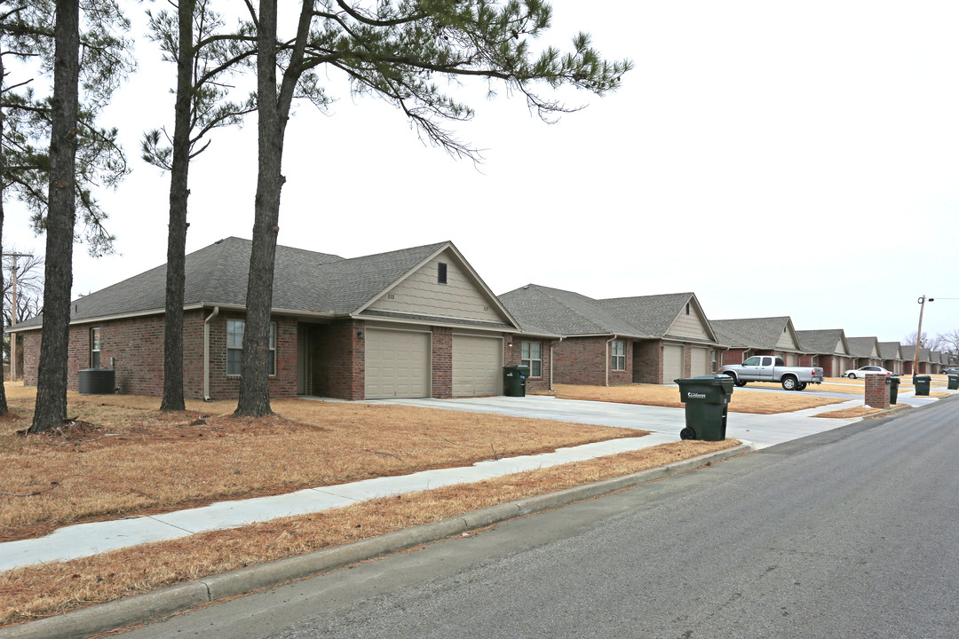 115-311 N Wortman Ave in Claremore, OK - Foto de edificio