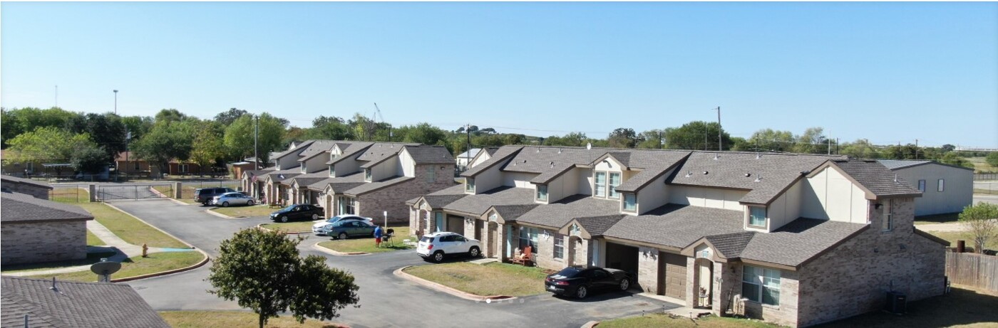 Tuscany Court Apartments in Hondo, TX - Foto de edificio