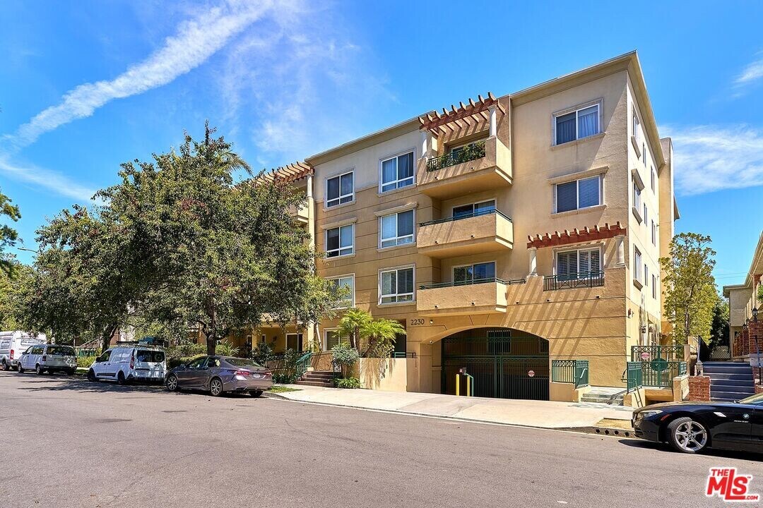 2230 S Bentley Ave in Los Angeles, CA - Building Photo