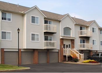 The Residences at Brookledge Commons in Cuyahoga Falls, OH - Foto de edificio - Building Photo