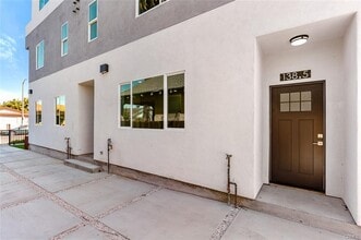 136 W 48th St, Unit 138.5 in Los Angeles, CA - Foto de edificio - Building Photo