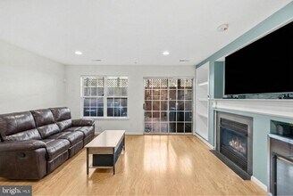 381 Livermore Ln in Alexandria, VA - Building Photo - Building Photo