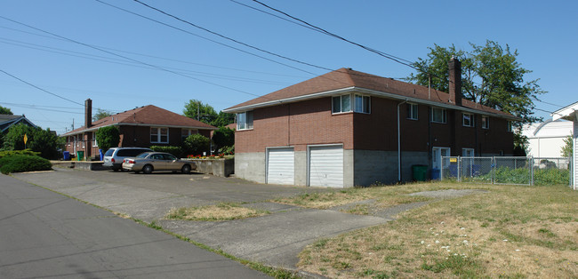 7123-7125 NE Halsey St in Portland, OR - Building Photo - Building Photo