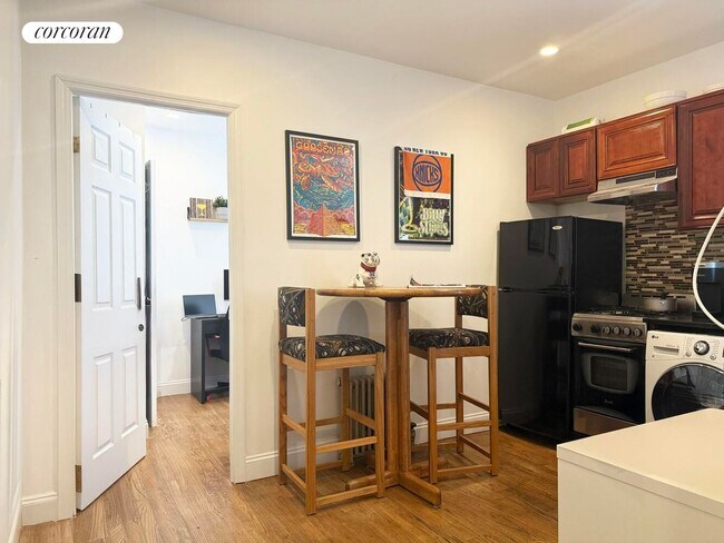 222 Thompson St in New York, NY - Building Photo - Building Photo