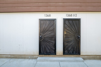 1366 West 35th St in Los Angeles, CA - Foto de edificio - Building Photo