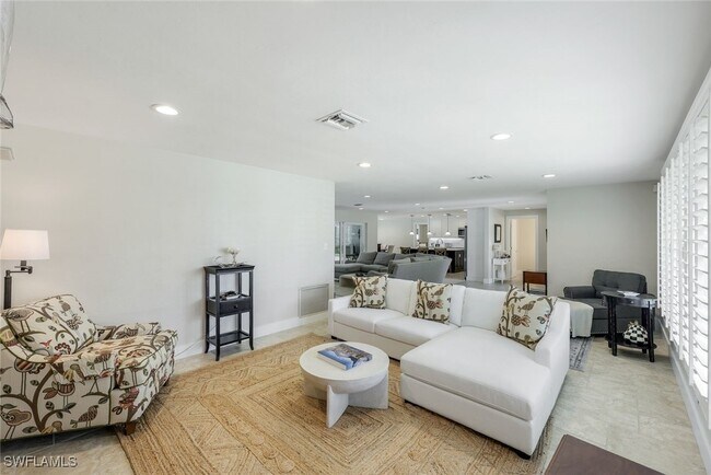 725 Old Trail Dr in Naples, FL - Building Photo - Building Photo