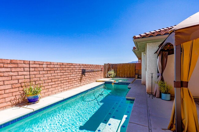 11057 Village Crest Ln in Las Vegas, NV - Building Photo - Building Photo