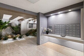 5279 Fountains Dr S in Greenacres, FL - Building Photo - Building Photo