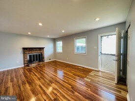 319 Canterbury Ct in Newtown, PA - Building Photo