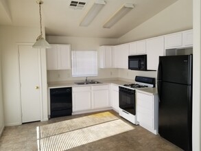 6434 Stone Dry Ave, Unit 101 in Henderson, NV - Building Photo - Building Photo