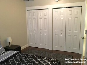 114 Riverway, Unit 99 in Boston, MA - Foto de edificio - Building Photo