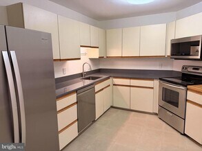 11500 Fairway Dr in Reston, VA - Building Photo - Building Photo