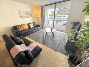 1 SE 12th St in Miami, FL - Foto de edificio - Building Photo