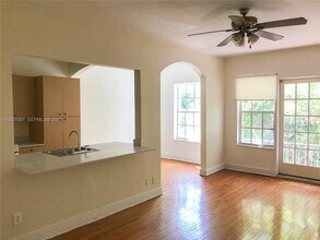 700 W 51st St in Miami Beach, FL - Building Photo - Building Photo