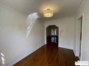 927 Alandele Ave in Los Angeles, CA - Building Photo - Building Photo
