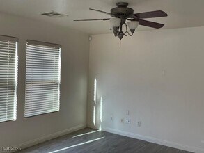 330 Silverado Pines Ave in Las Vegas, NV - Building Photo - Building Photo