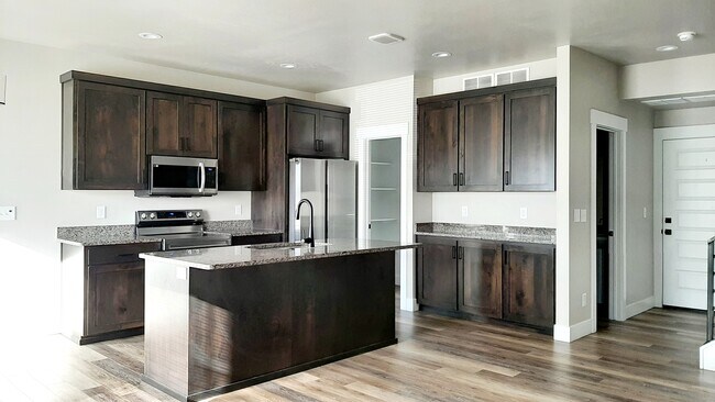 1386 Pinecrest Trl in Ammon, ID - Building Photo - Building Photo