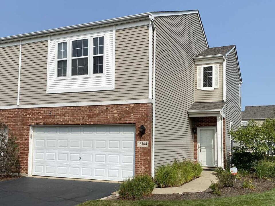 16144 Bent Grass Dr in Lockport, IL - Building Photo