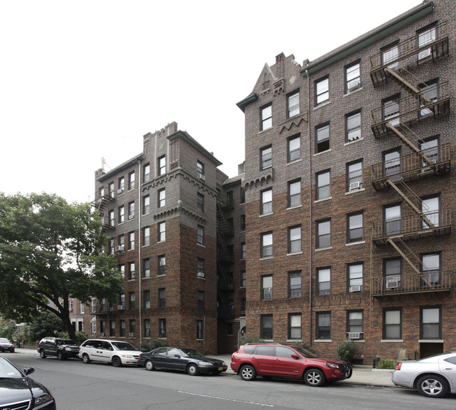 32-52 33rd Street in New York, NY - Foto de edificio - Building Photo