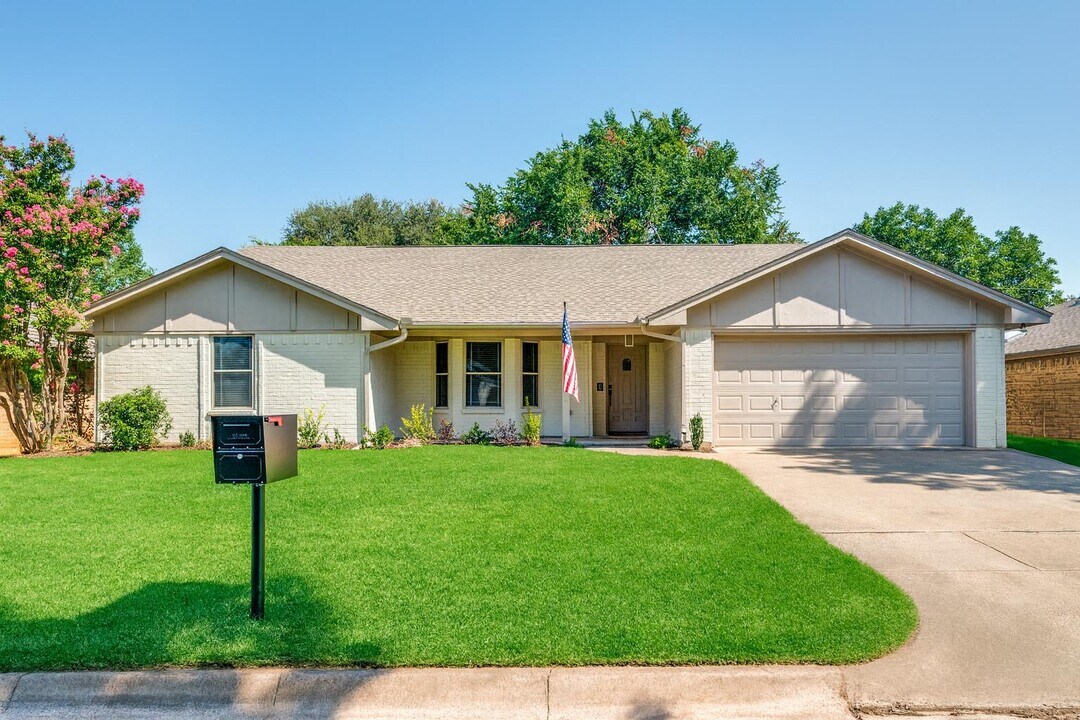 1015 De Pauw Dr in Arlington, TX - Foto de edificio