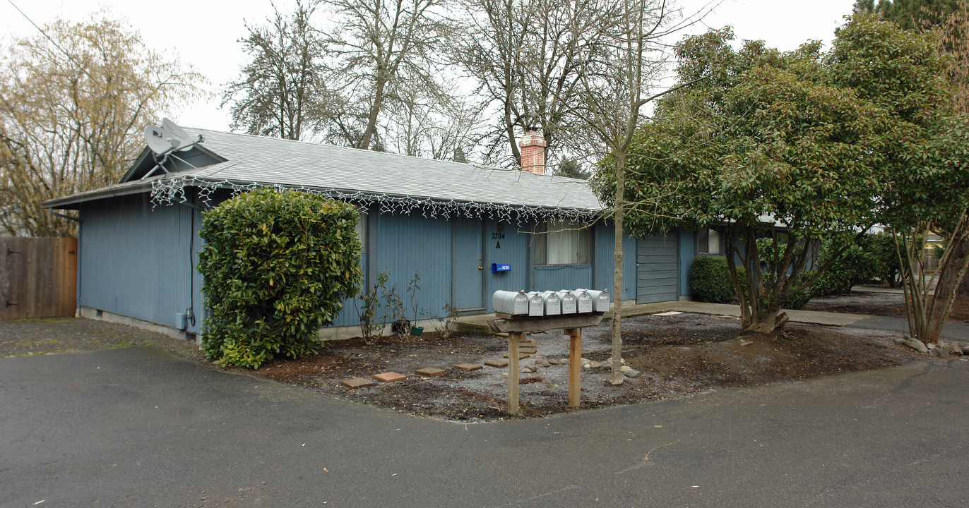 2703-2704 I St in Springfield, OR - Building Photo