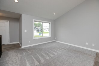 2240 Petersen Dr NW in Stewartville, MN - Foto de edificio - Building Photo