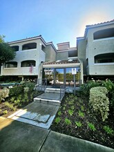 Yorktown Apartments in Huntington Beach, CA - Foto de edificio - Building Photo