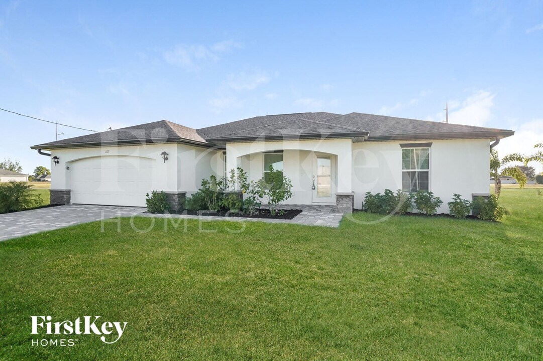 1121 NW Juanita Pl in Cape Coral, FL - Building Photo