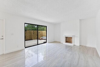 1624 Forest Lakes Cir, Unit 31 in West Palm Beach, FL - Building Photo - Building Photo