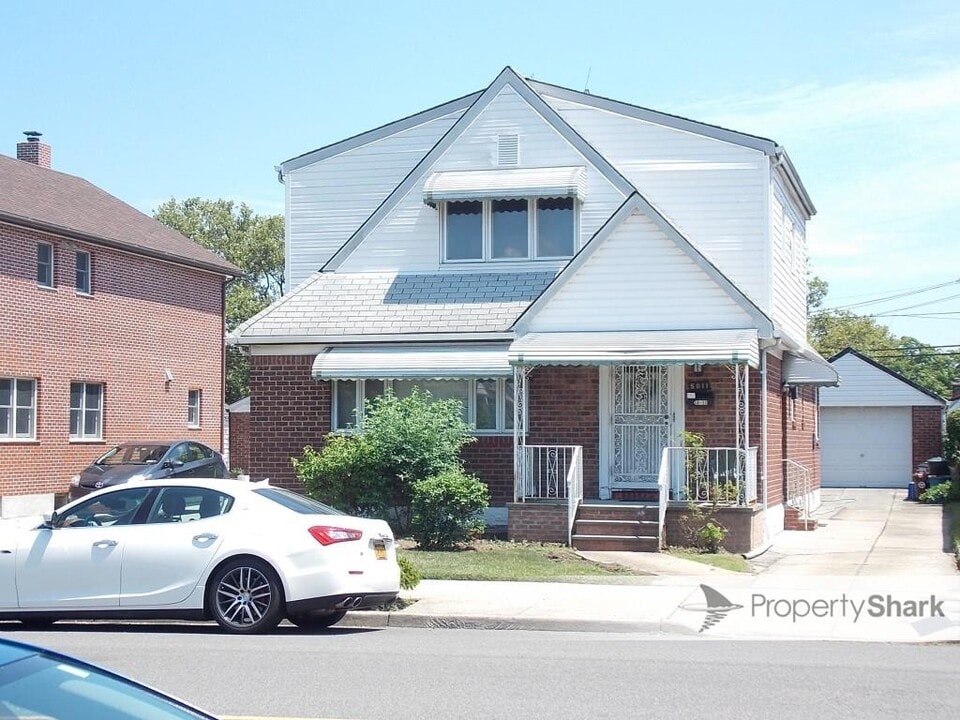 58-11 Oceania St in Queens, NY - Building Photo