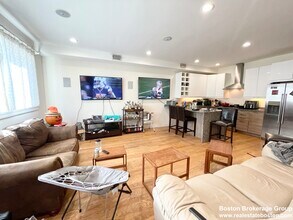 275 Dorchester St, Unit 1 in Boston, MA - Foto de edificio - Building Photo