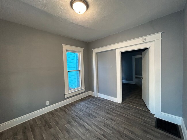 323 Sherman St in Elkhart, IN - Foto de edificio - Building Photo