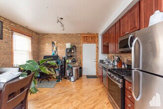 1622 W Columbia Ave, Unit 3S in Chicago, IL - Foto de edificio - Building Photo
