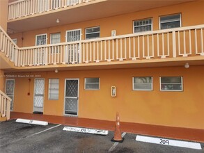 1591 NE Miami Gardens Dr in Miami, FL - Building Photo - Building Photo