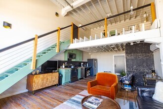 101 E Walnut St in Rogers, AR - Foto de edificio - Building Photo