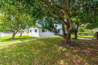 1041 NW 199th St in Miami, FL - Building Photo - Building Photo