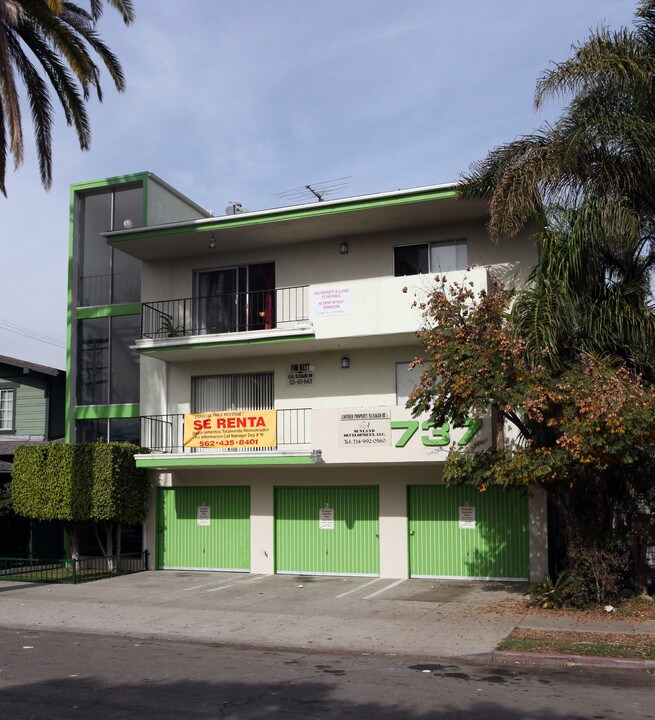 737 E 5th St in Long Beach, CA - Building Photo