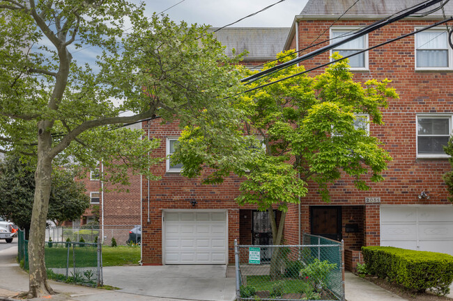 20-49 Elk Drive in New York, NY - Foto de edificio - Building Photo