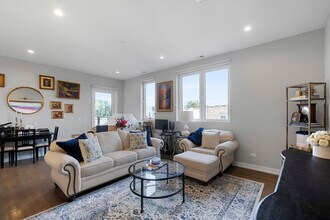 2205 W Medill Ave in Chicago, IL - Building Photo - Building Photo